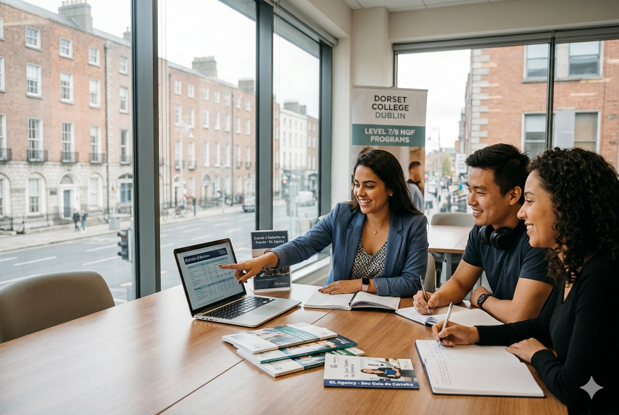 Uma consultora da Global Language Agency sorri ao apontar para a tela de um notebook mostrando os cursos da Dorset College para dois estudantes em um escritório moderno em Dublin. Na grande janela ao fundo, vê-se a arquitetura típica das ruas de Dublin. Sobre a mesa de madeira há blocos de notas, canetas e folhetos informativos da agência.
